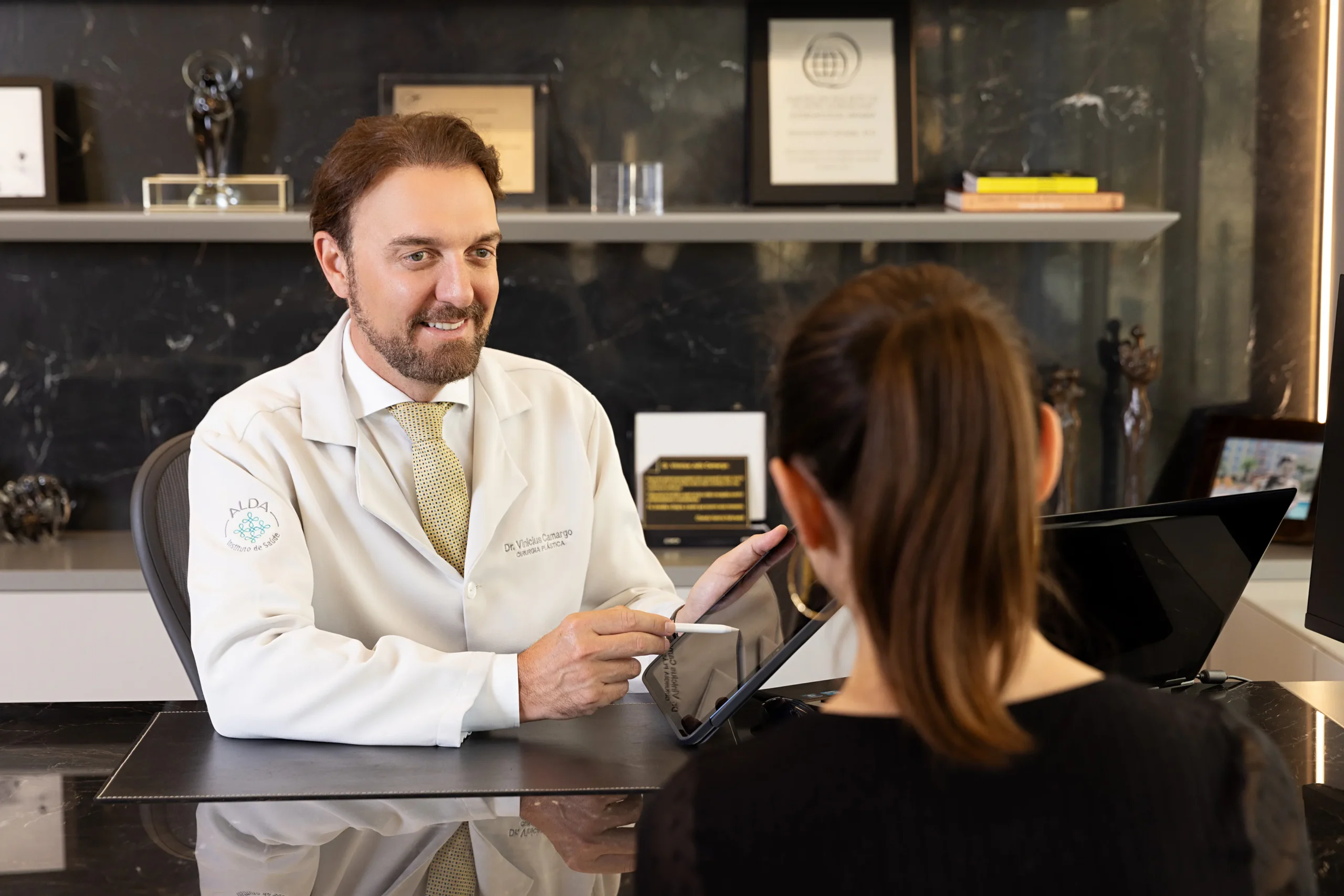 Dr. Vinicius em consulta